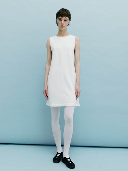 Платье женское короткое с боковыми вырезами молочное 230729 фото