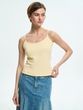 Майка женская на тонких бретелях нежно-желтого цвета 250728 фото