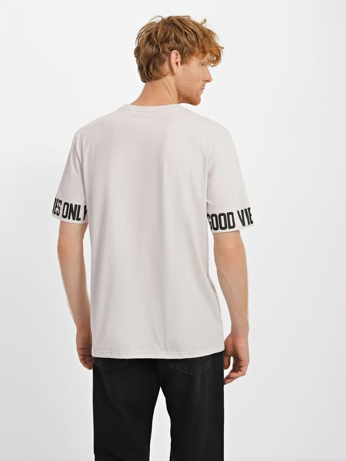 Чоловіча футболка бежева з написом на рукавах 211092 фото