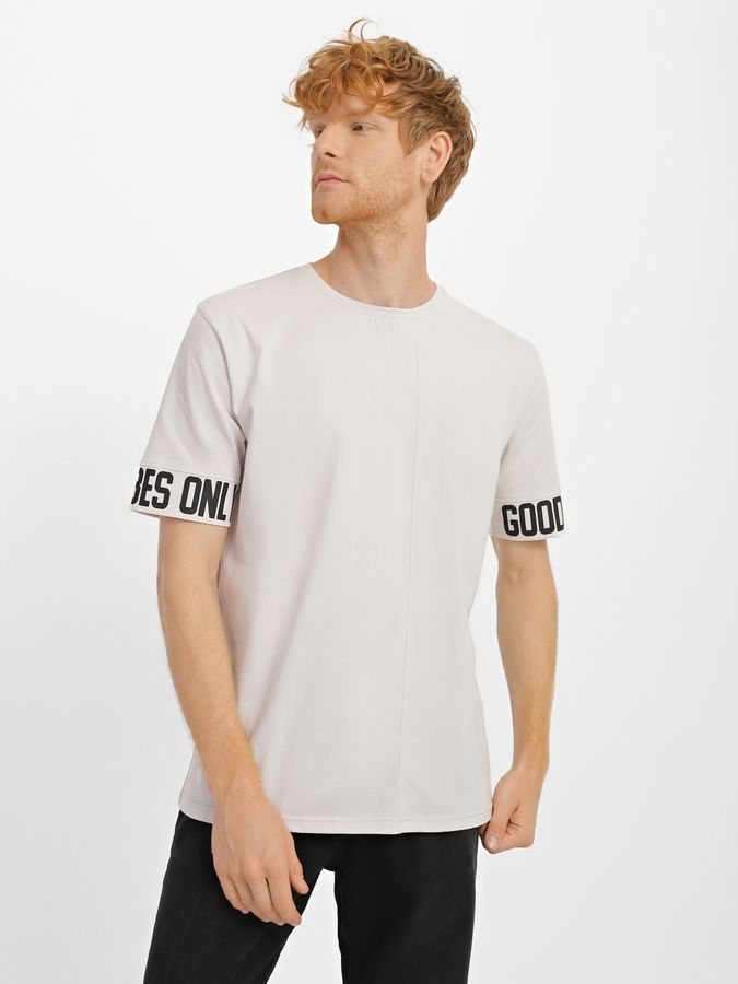 Мужская футболка бежевая с надписью на рукавах 211092 фото