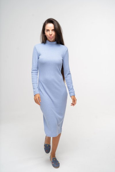 Сукня-лапша міді блакитного кольору 230403 фото