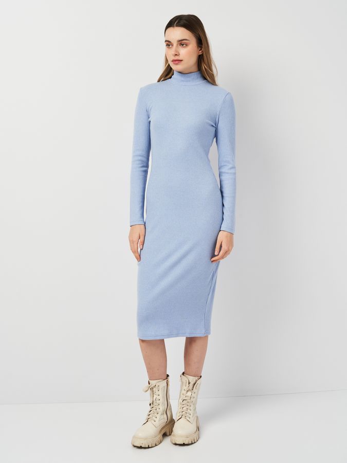 Платье-лапша миди голубого цвета 230403 фото