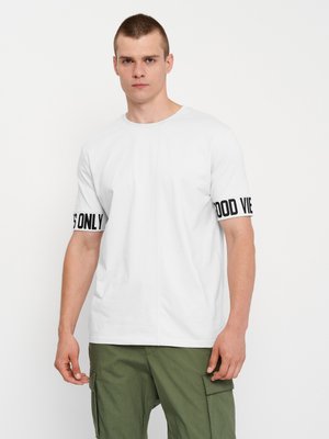 Мужская футболка белая с надписью на рукавах 211092 фото