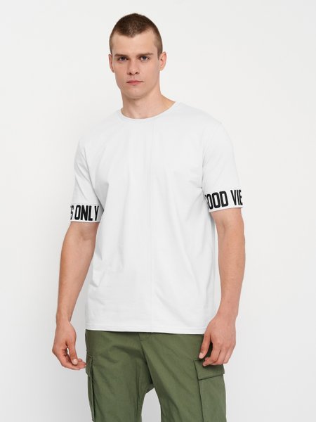 Чоловіча футболка біла з написом на рукавах 211092 фото