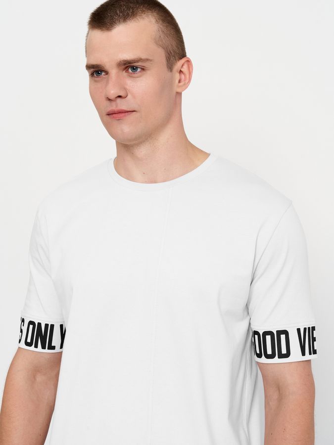 Чоловіча футболка біла з написом на рукавах 211092 фото