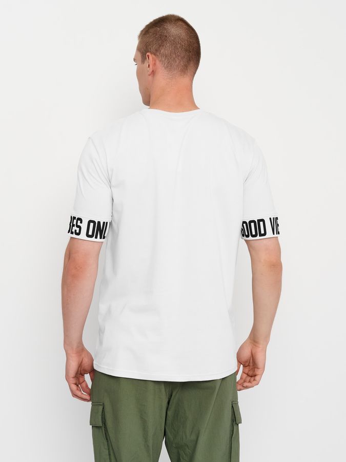 Мужская футболка белая с надписью на рукавах 211092 фото