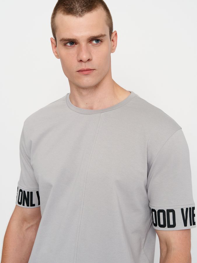 Чоловіча футболка світло-сіра з написом на рукавах 211092 фото