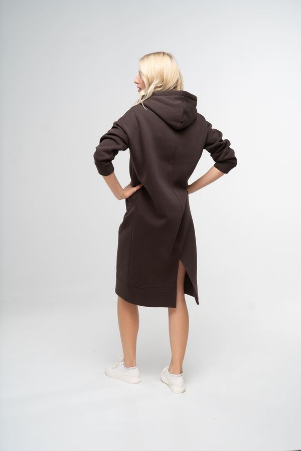 Женское платье длинное утепленное коричневого цвета 220108 фото