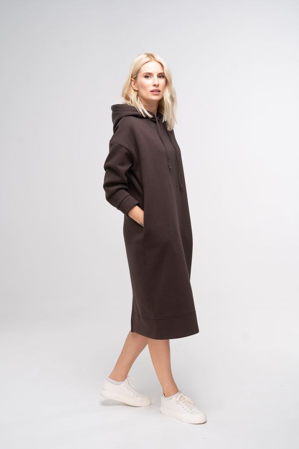 Женское платье длинное утепленное коричневого цвета 220108 фото