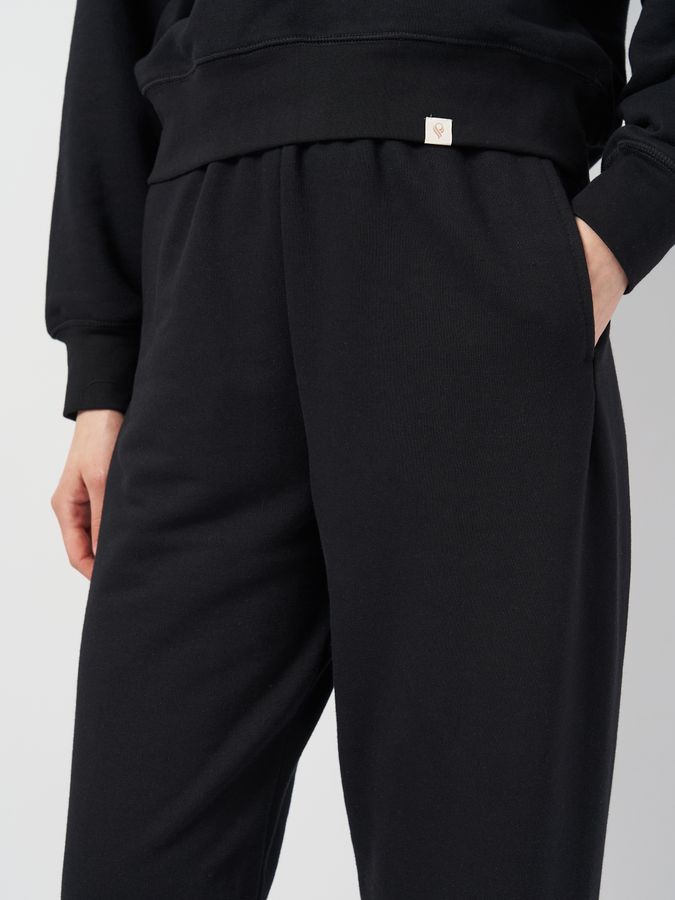 Штани-джогери жіночі чорного кольору 231025 фото