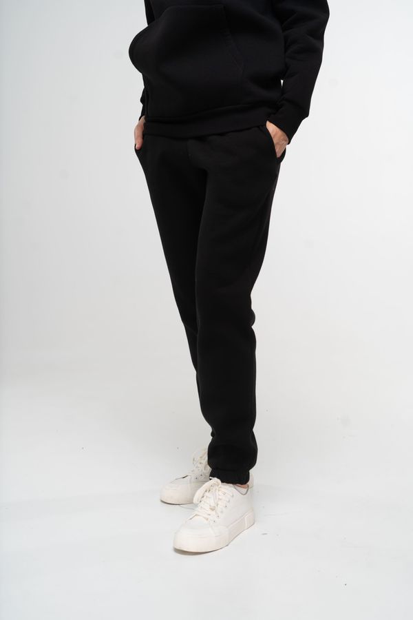 Штани-джоггери жіночі теплі чорного кольору 230412 фото