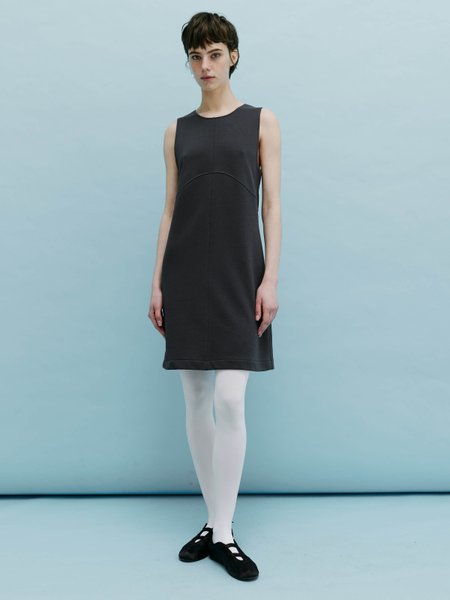 Платье женское короткое с боковыми вырезами графитовое 230729 фото
